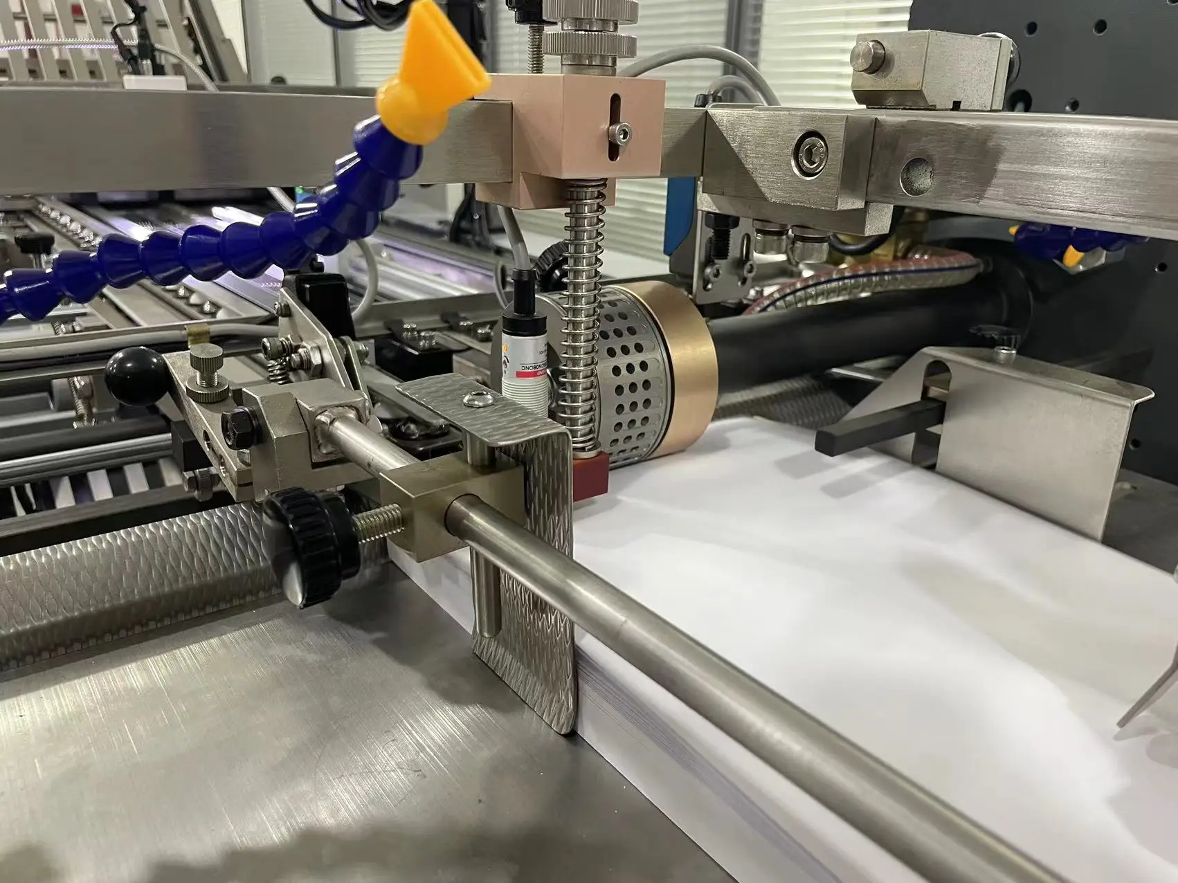 New Design Paper Folding Machine 520 mm Width With 18 Buckle Pla ates Cross Fold Machine