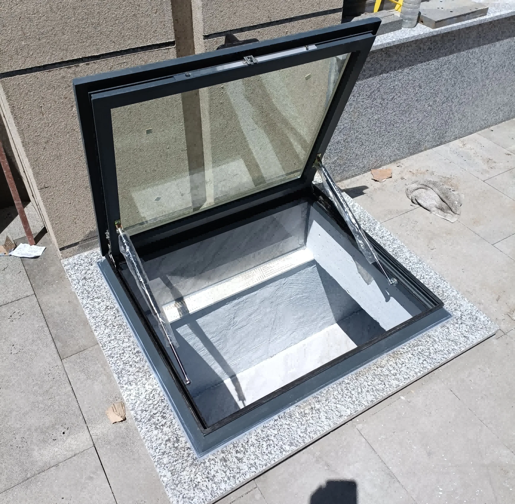 Easy to open, good sealing, electric sunroof can be customized in batches