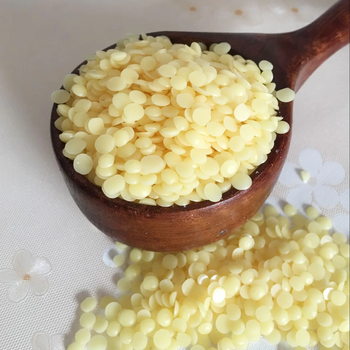 China Supply Pure Beeswax Natural Beeswax Pharmaceutical Grade Yellow Beeswax Pellets