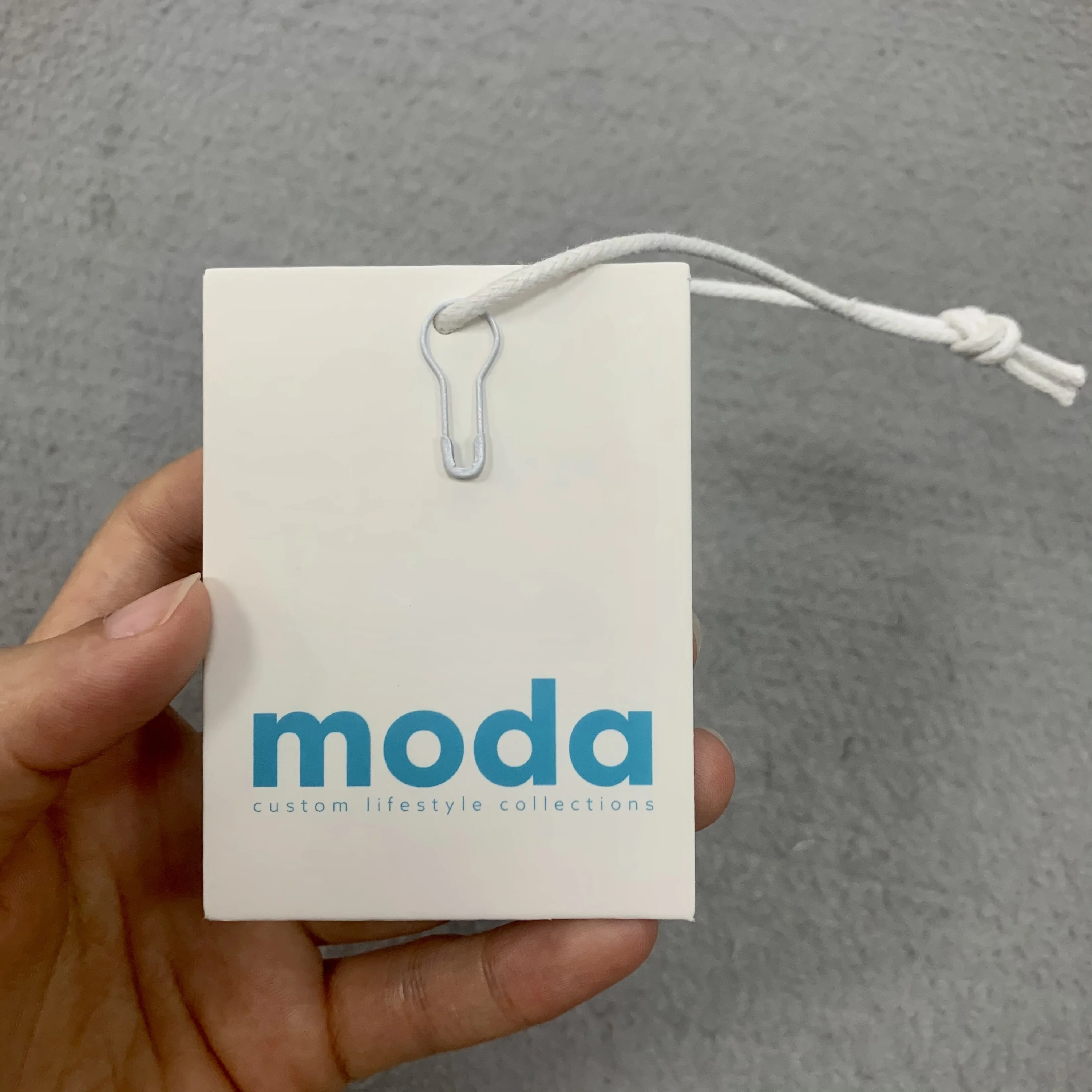 Custom brand logo hangtag specialty paper clothing hang tag elastic string for bottle gift hanging tag