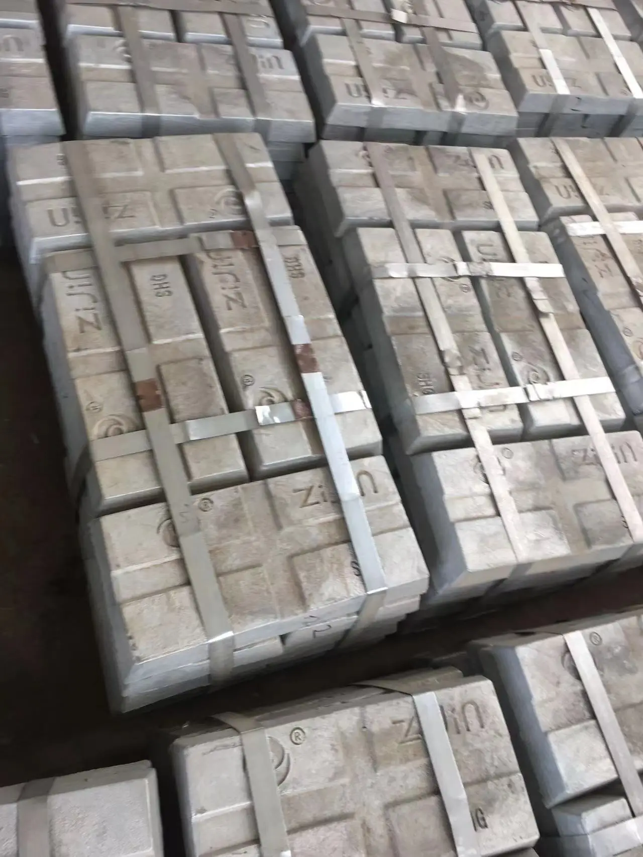 Zinc ingots metal ingots blanks for the production of products from zinc-containing metals