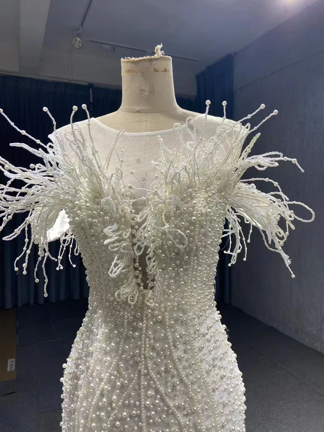 QUEENSGOWN  ostrich bridal pearls sleeveless ivory embroidered party dresses women luxury evening gown dress