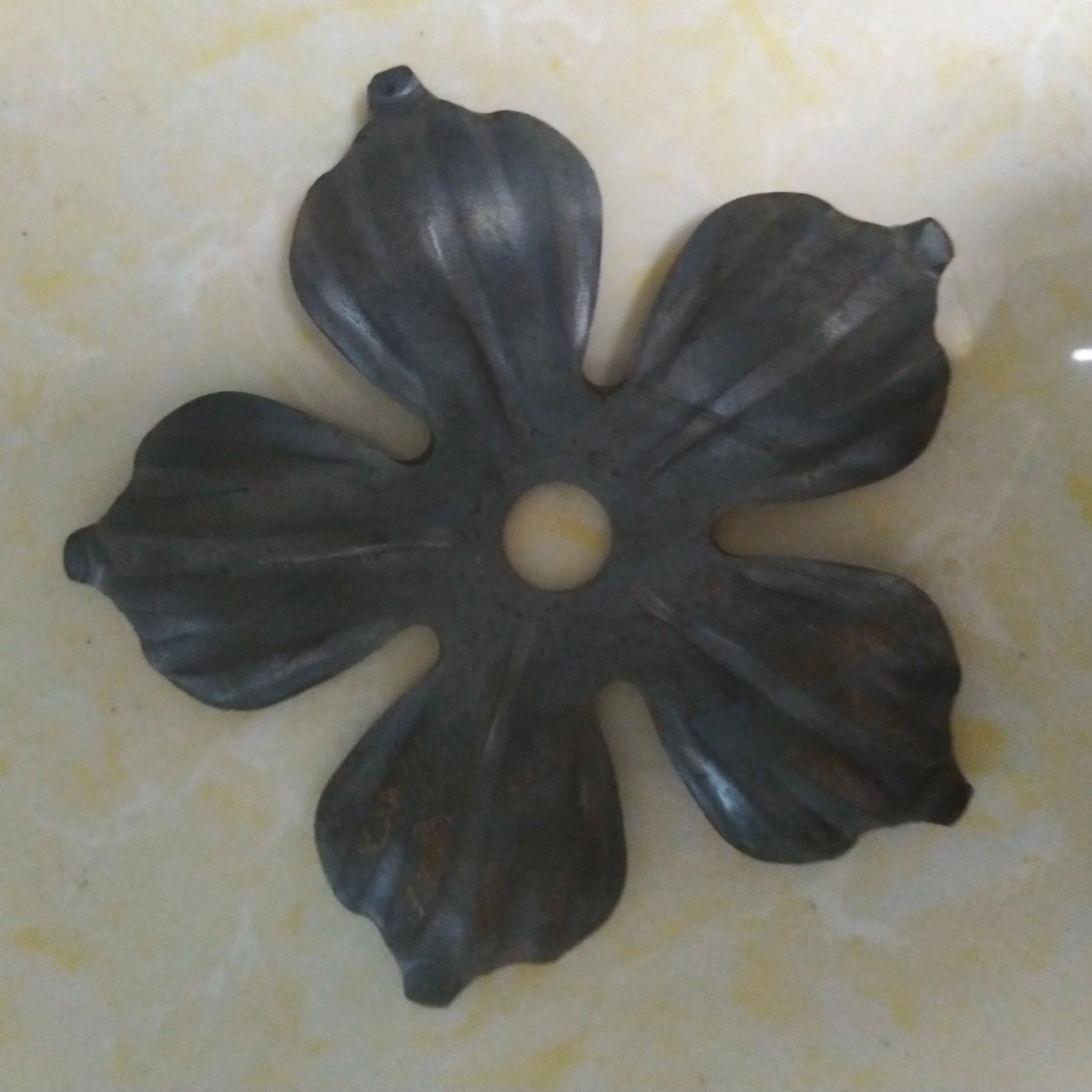 2013 china manufacturer cast steel leaves decorative