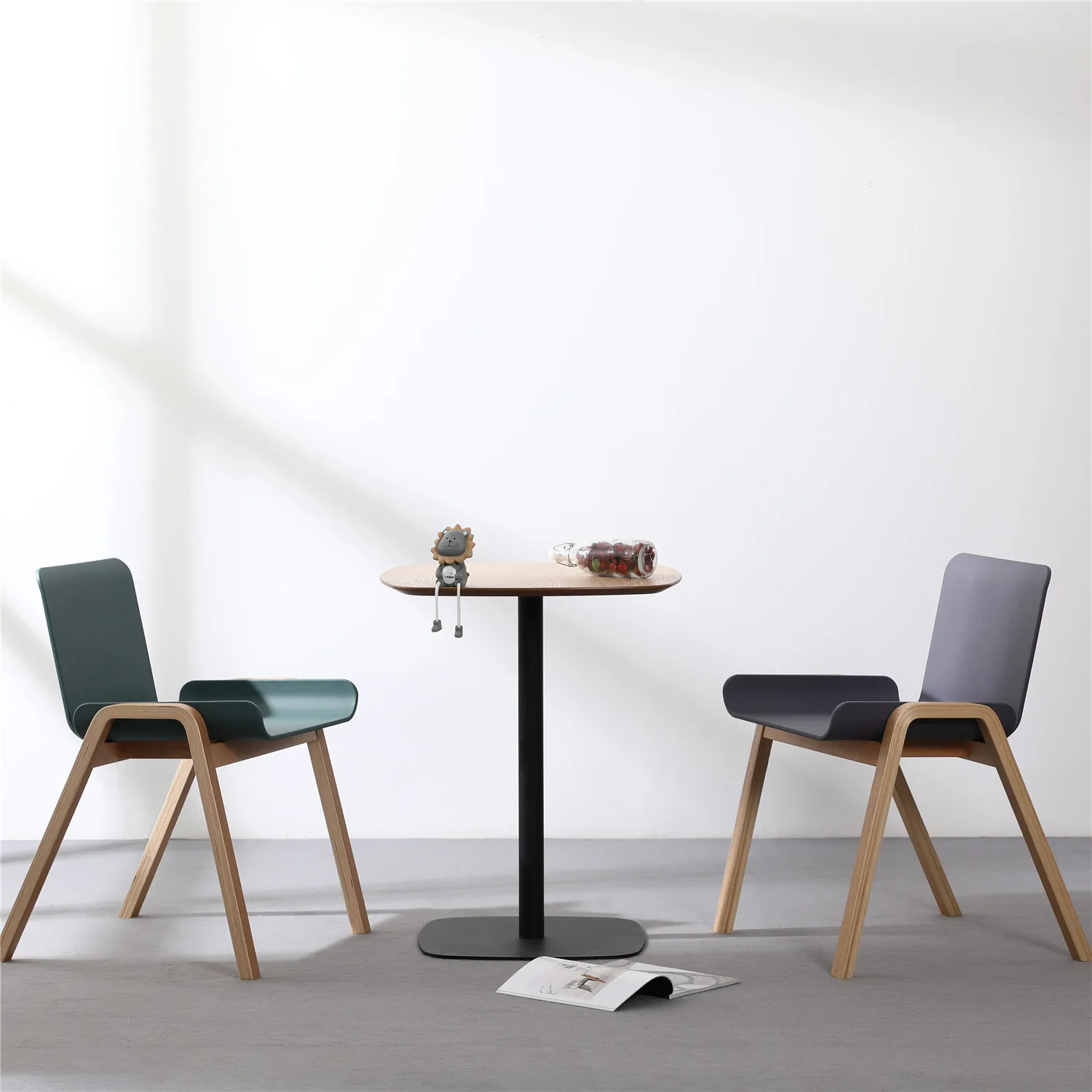 Certified Factory Price Wholesale Modern Oval Cafe Shop Negotiation Round Black Wood Dinner Table for Kitchen Restaurant