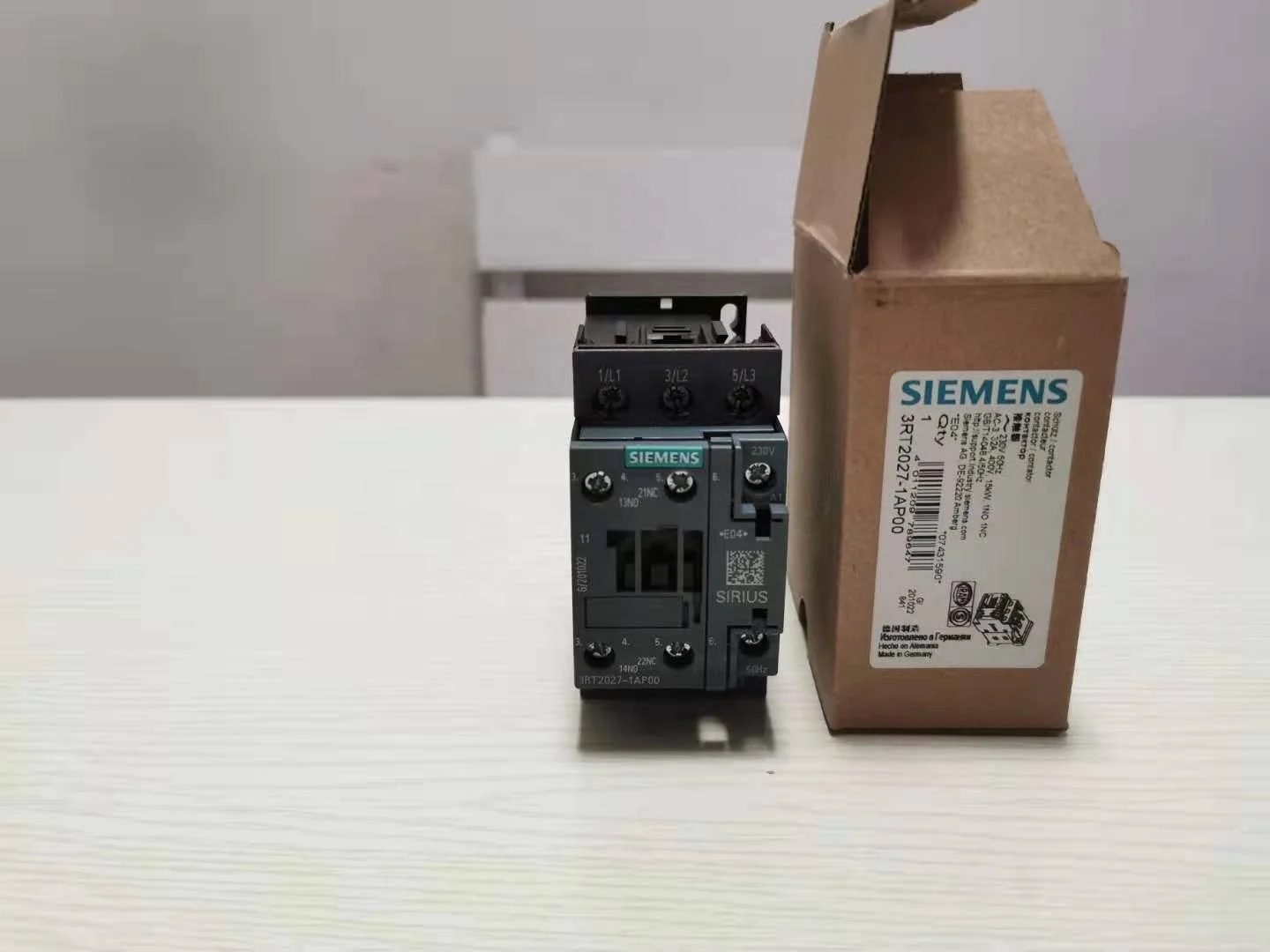 Siemens 3RT2027-1AP00 Power contactor, , AC-3 32 A, 15 kW / 400 V 1 NO + 1 NC, 230 V AC, 50 Hz 3-pole,