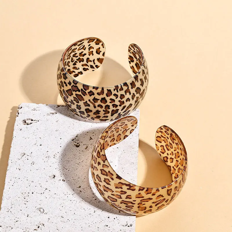 2024 Wholesale Leopard Print C Shape Resin Bracelet Bangles Simple Stripe Acrylic Wide Chunky Open Bangles for Ladies