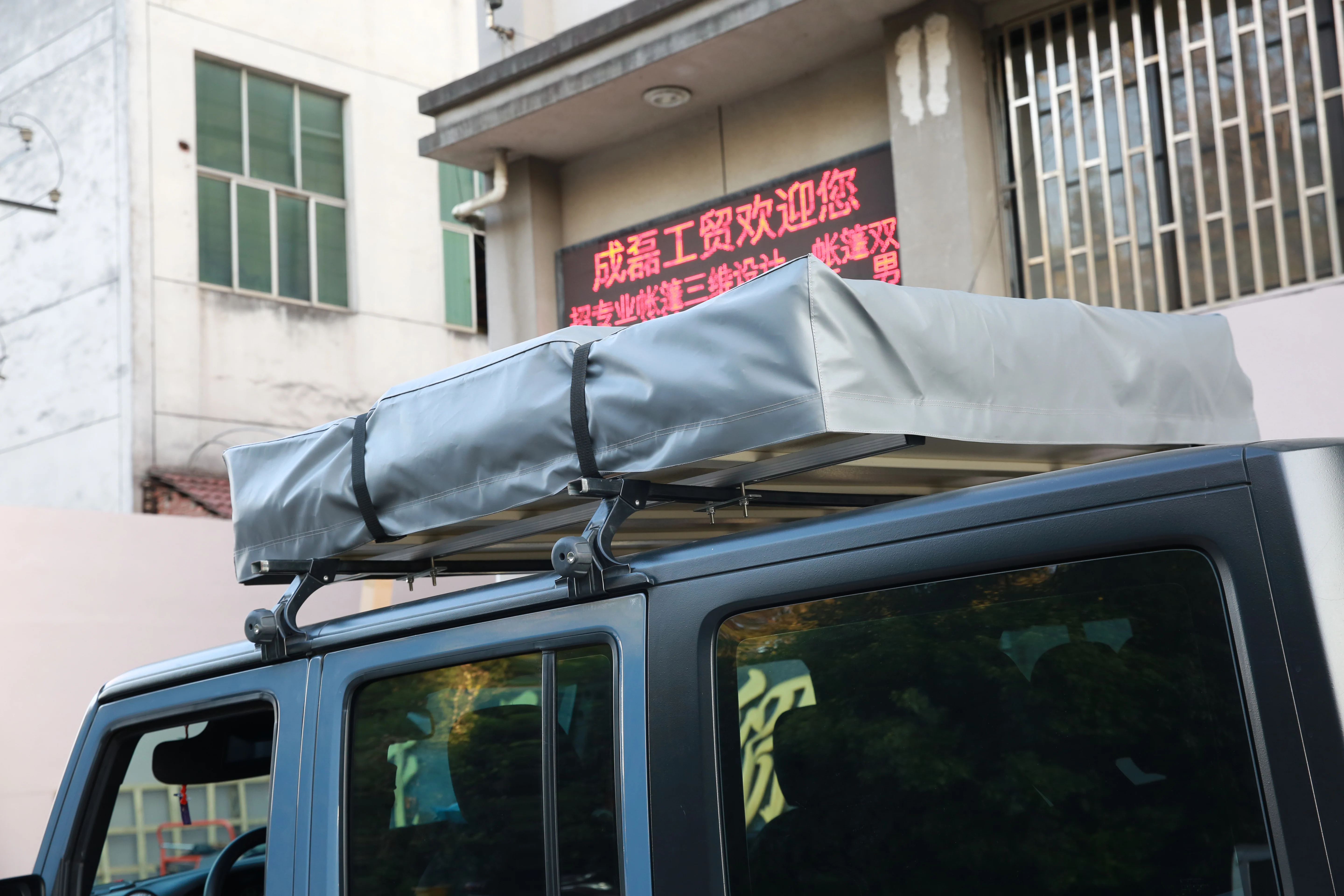 Cheapest Wholesale Waterproof Soft Shell Rooftop Tent for Outdoor Camping