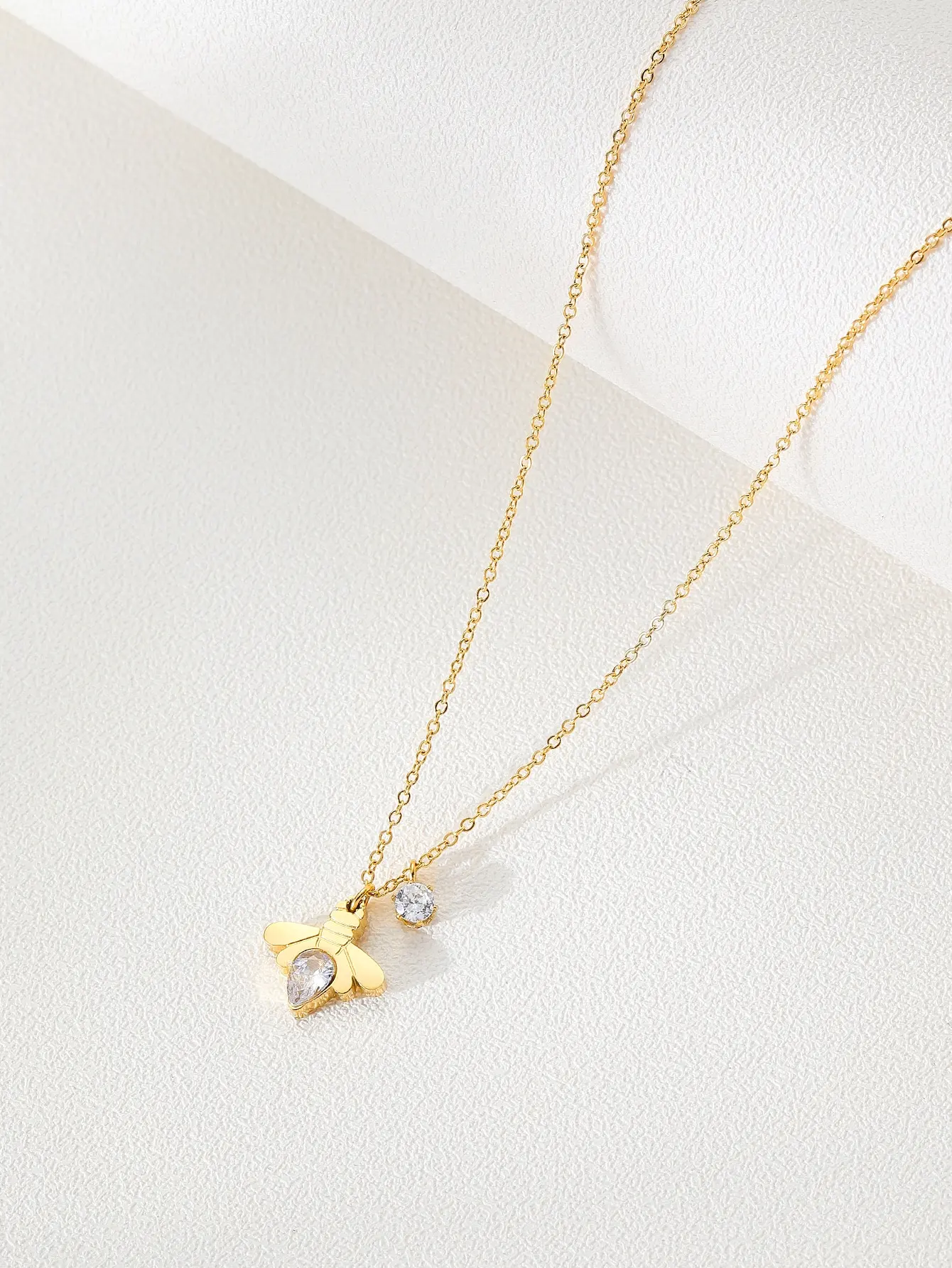 Micro inlaid bee necklace foreign trade hot firefly necklace cross border eBay European and American zircon inlaid