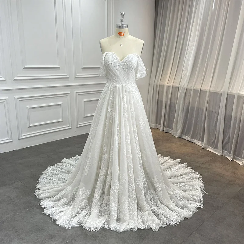 Женское свадебное платье с открытыми плечами