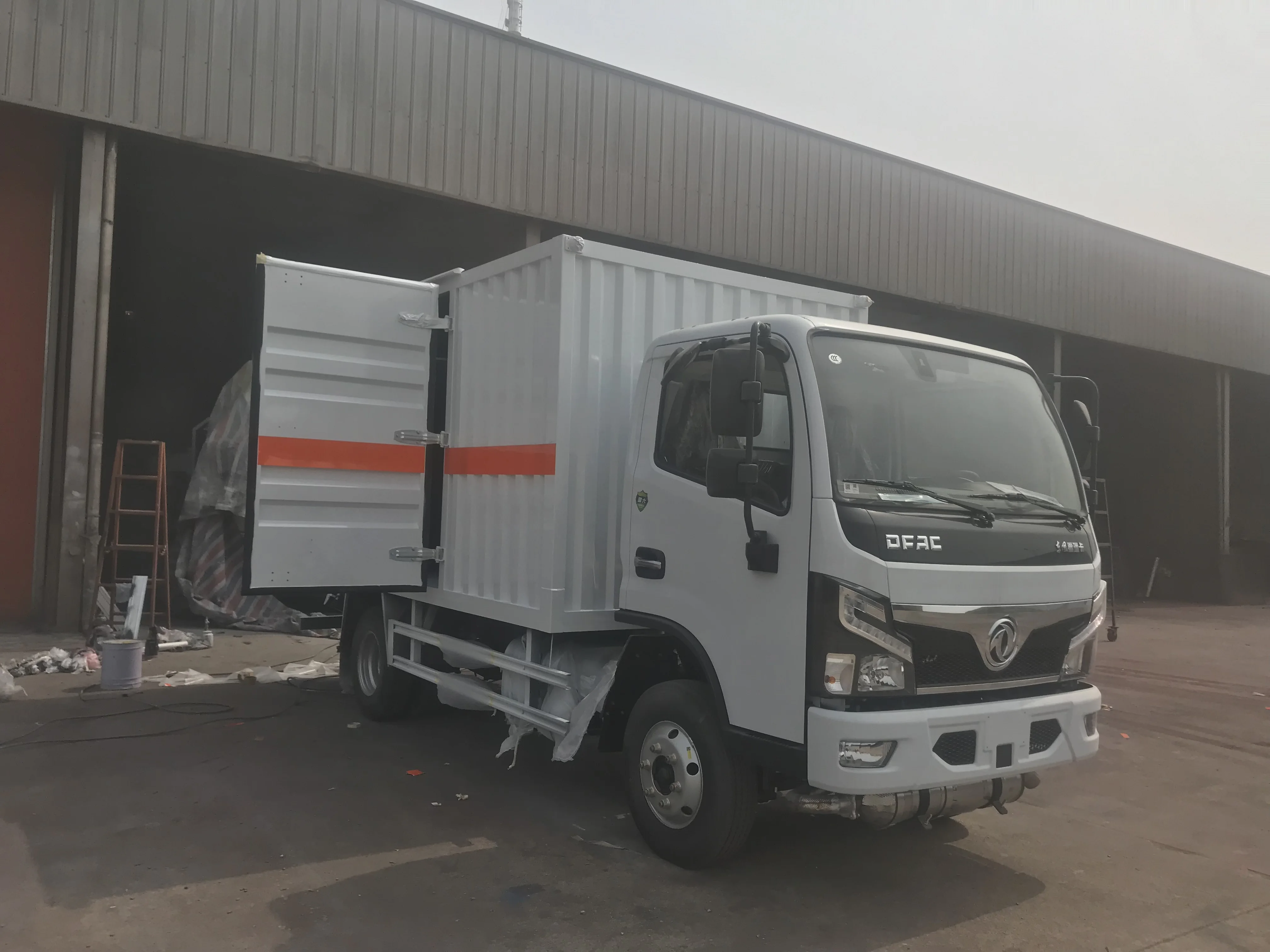 Cheap price light duty Corrugated van box carrier light duty 4T new  China manufactured dry goods transported van cargo truck
