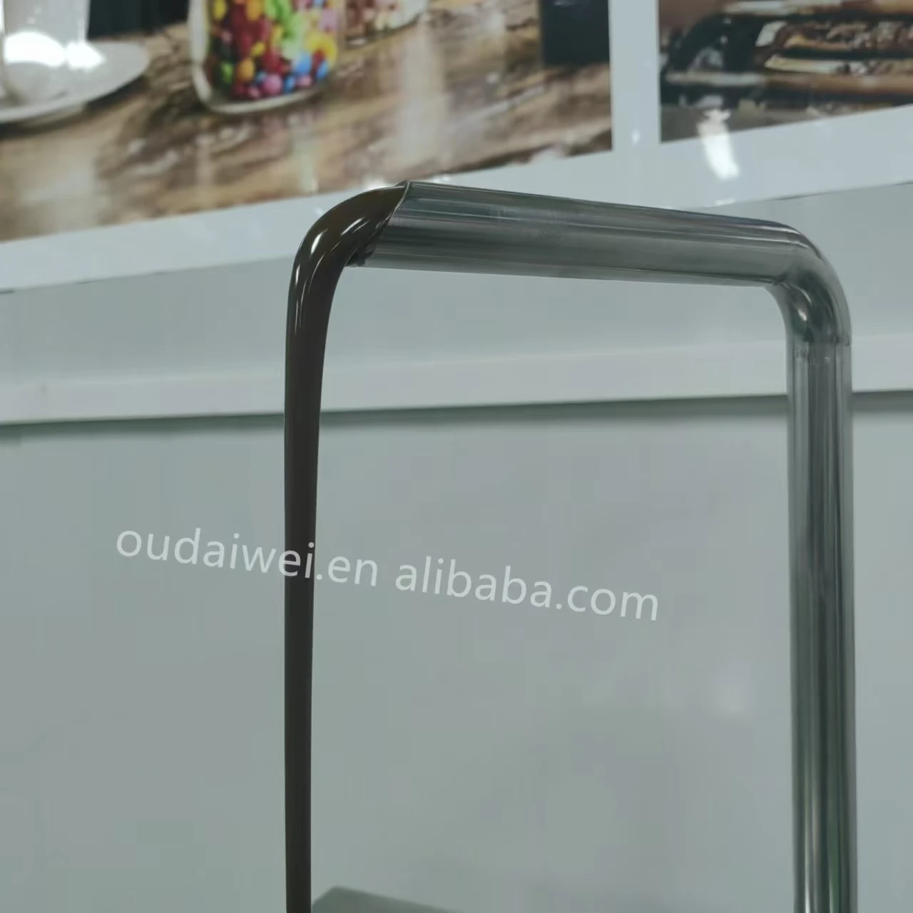 Small automatic chocolate dispenser for melting continuous chocolate return lighter