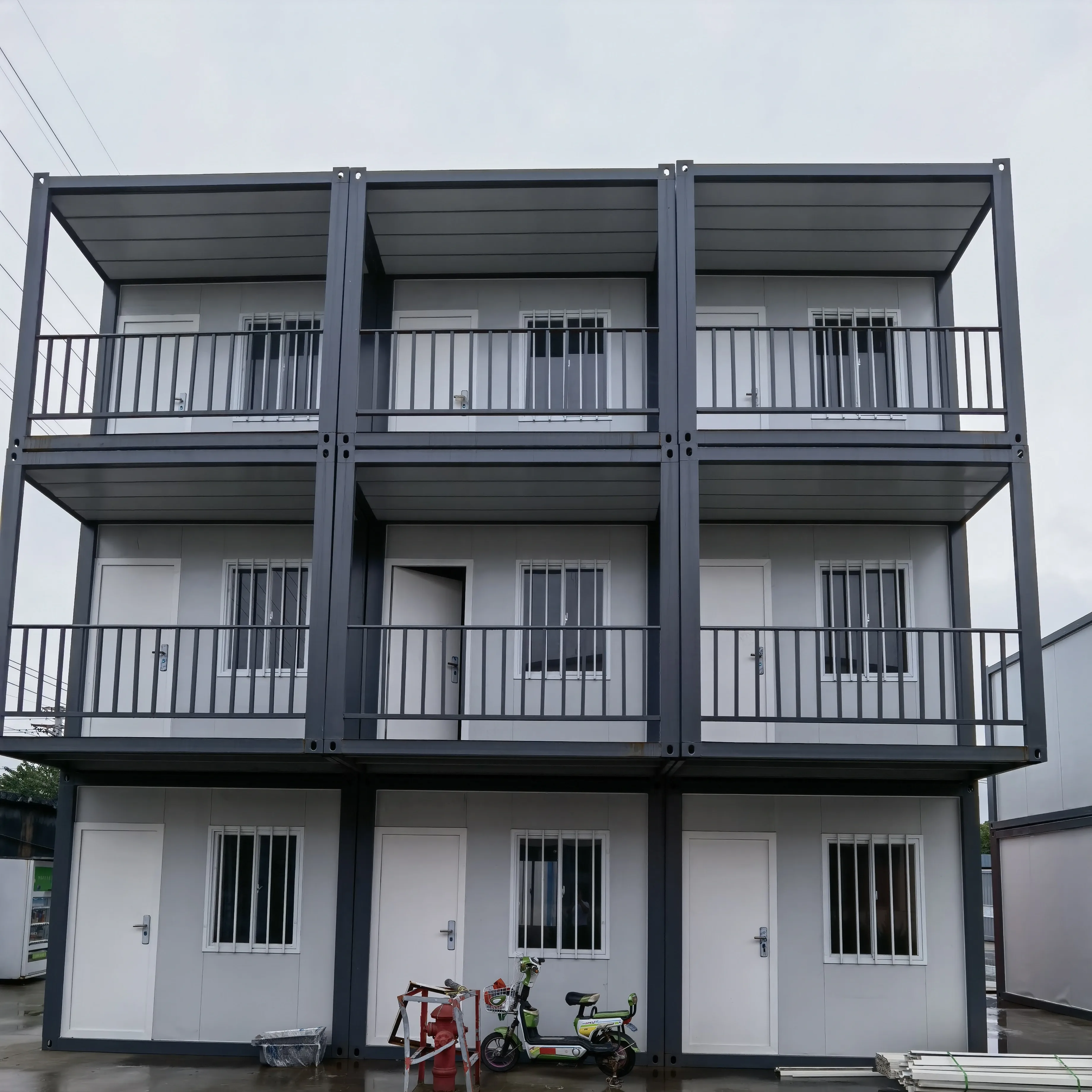 Easy-to-Assemble 40ft Prefab Steel Container House Expandable Container Sandwich Panel Coffee Shop Outdoor Kiosk Use Made China