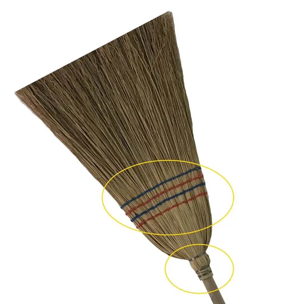 Метла с деревянной ручкой для уборки