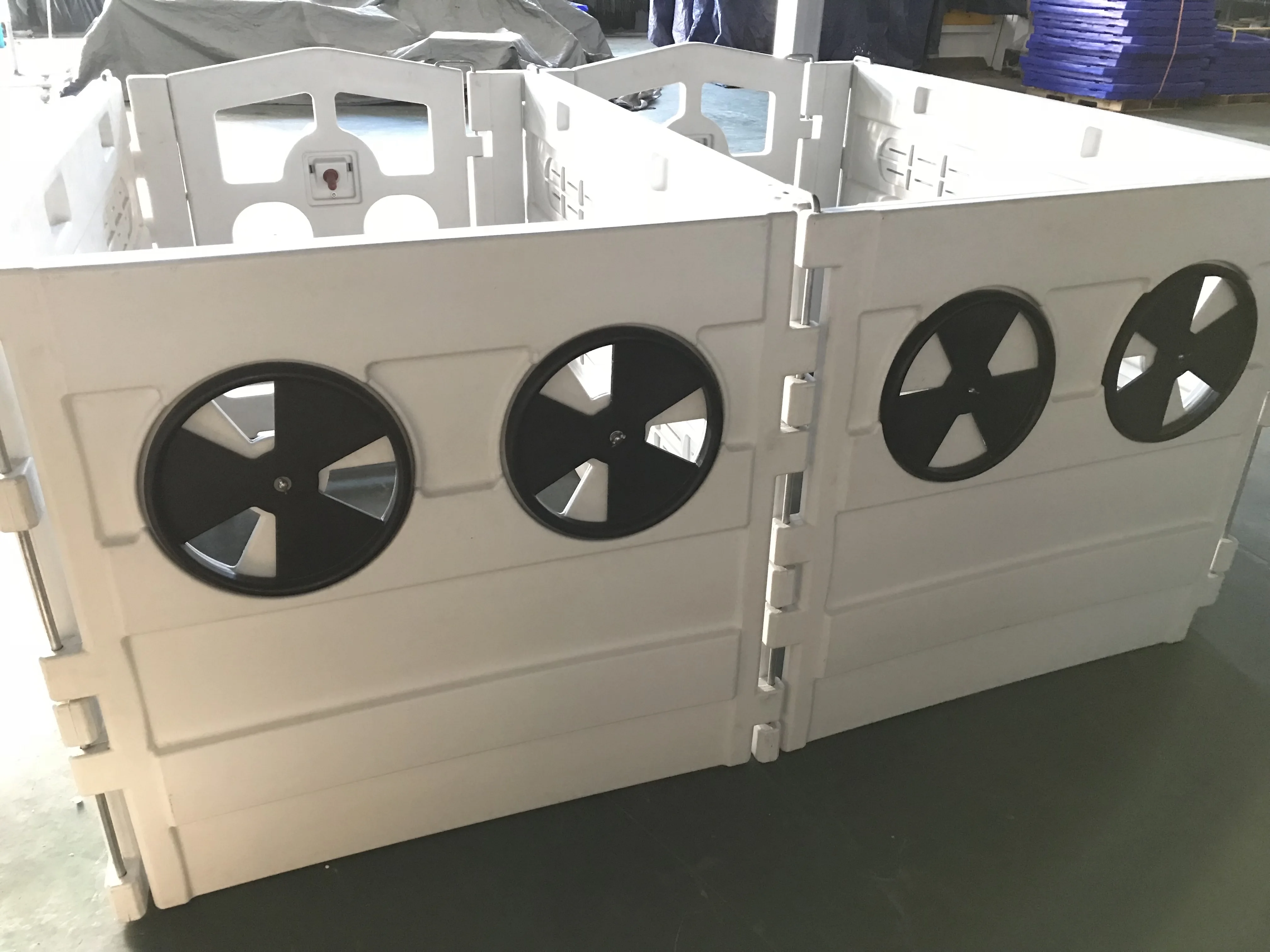 White Frame Front Panel Impact Resistant Polyethylene For Animals Calf Huts