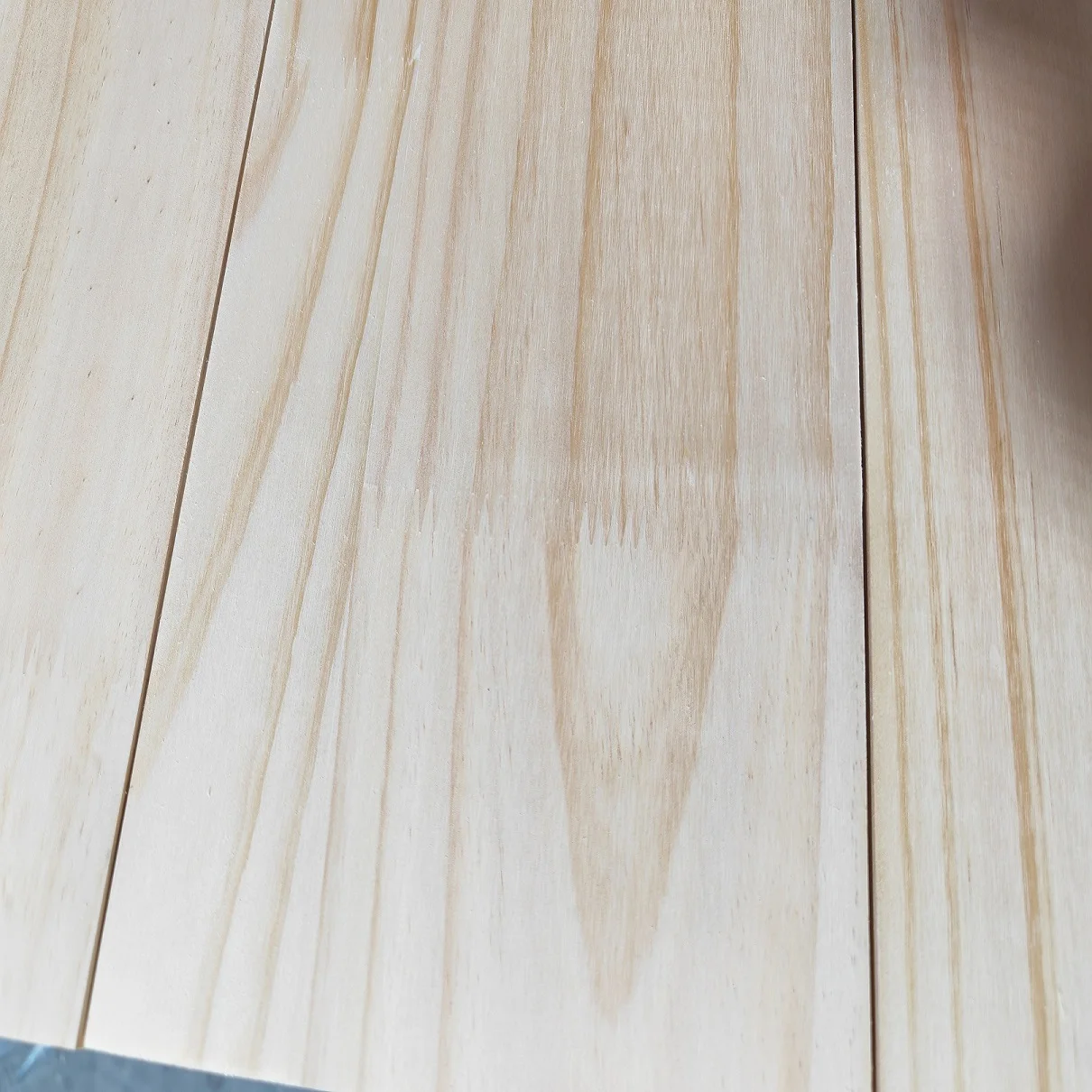 Wholesale Best Quality Construction White Pine Planks Natural Pinewood Lumber