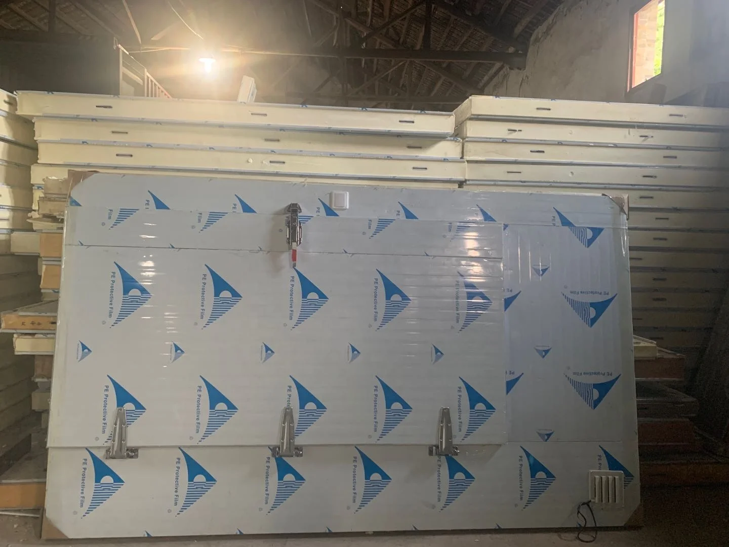 Цена по прейскуранту завода 50/100/150 мм полиуретановые изоляционные модульные eps сэндвич панели pu для холодной