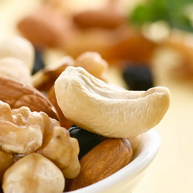 Wolong  175g roasted cashew almond nuts, mixed snack nuts with dried blueberry and raisins