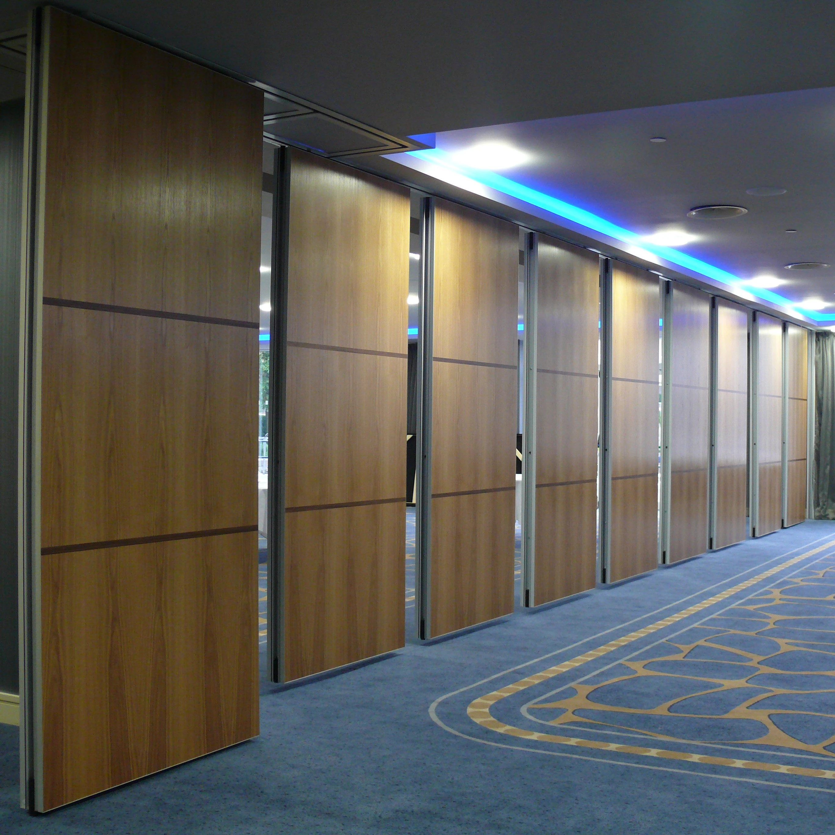 Straight or turning track leading on top movable partition system sliding door without floor track guidance folding partition