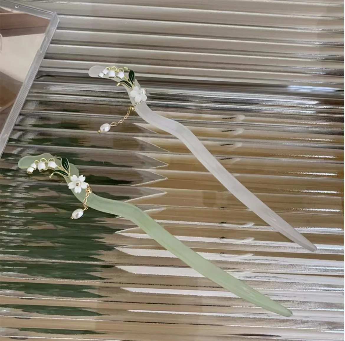 Заводская заколка для волос с уксусной кислотой