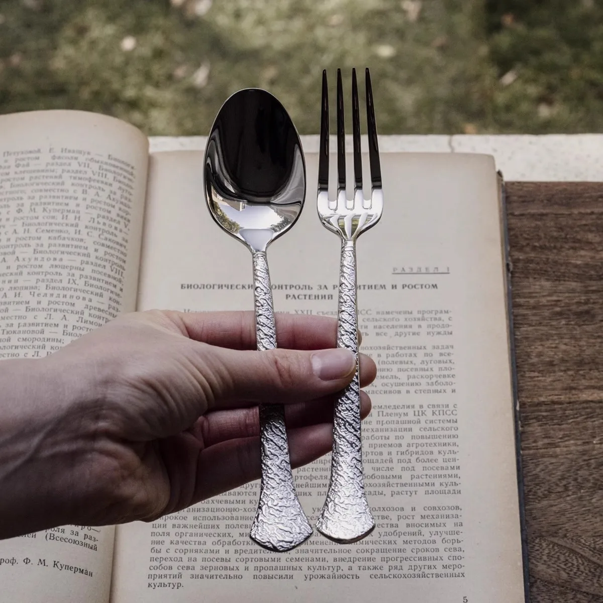 Wholesale 304 stainless steel French knife, fork and spoon retro rock plate relief cutlery set