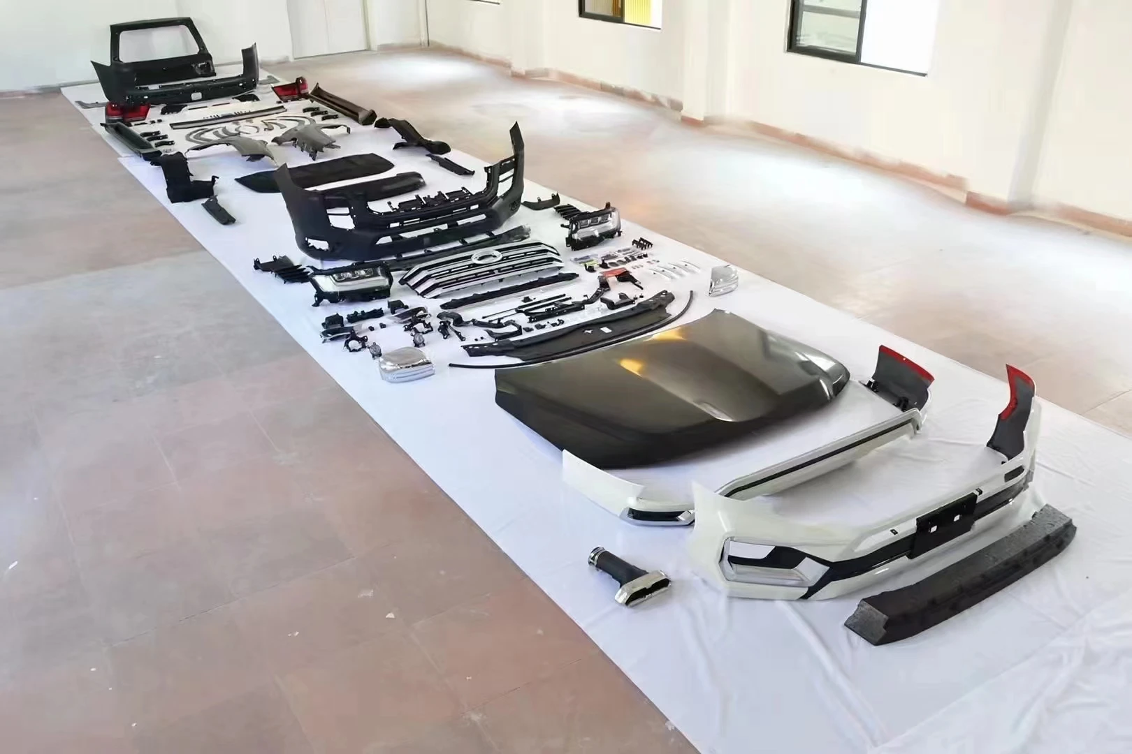 High Quality Hot Sale Car Bodykit for LC200 2008-2021upgrade to LC300 2022