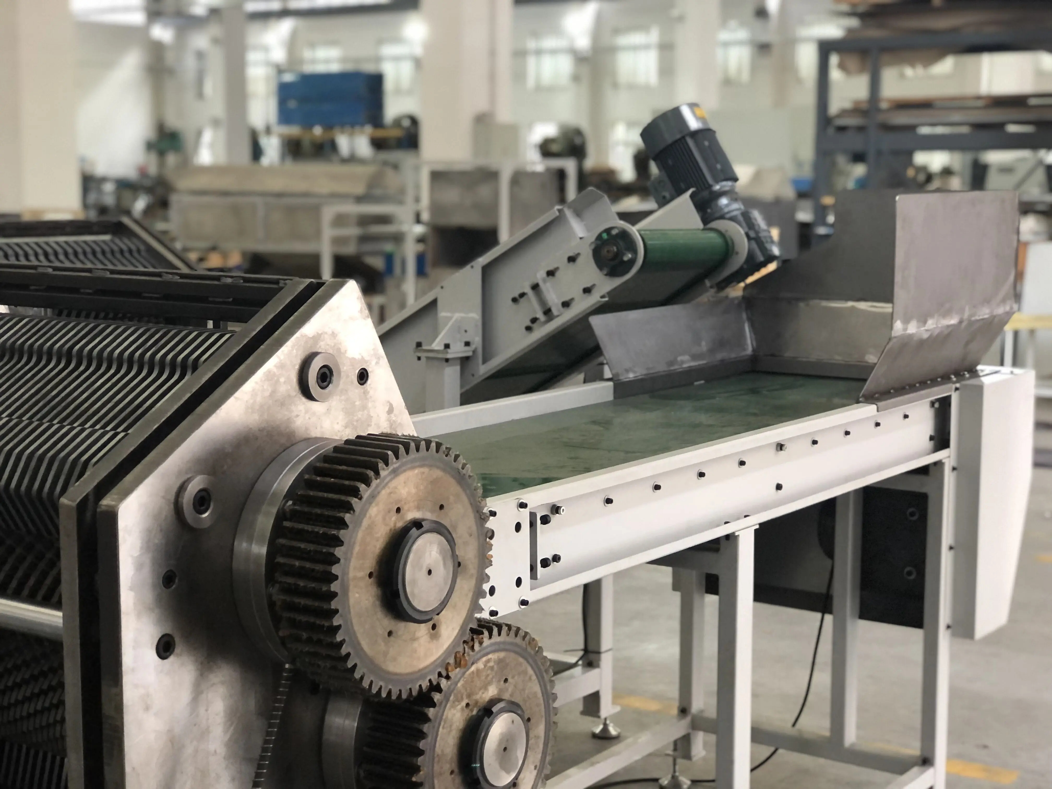 Industrial Two Shaft Paper Document Books Shredder with Conveyor