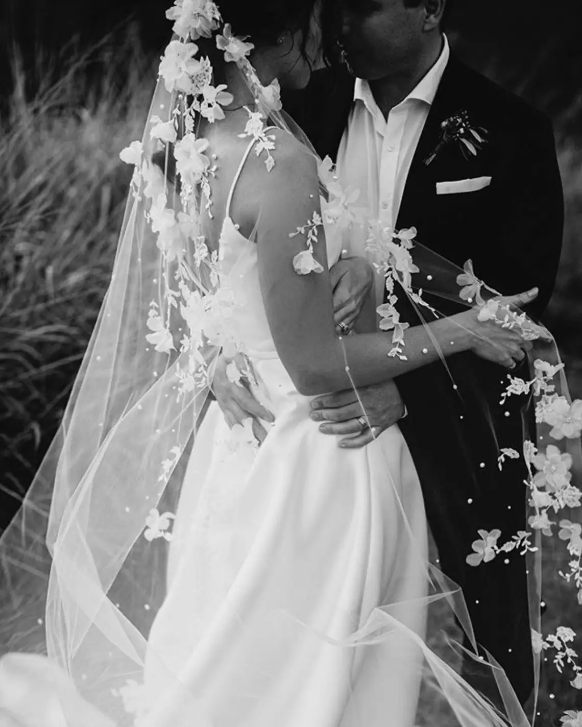 2022  3D Lace flowers applique pearls beading One Layer  White long Wedding bridal Veils