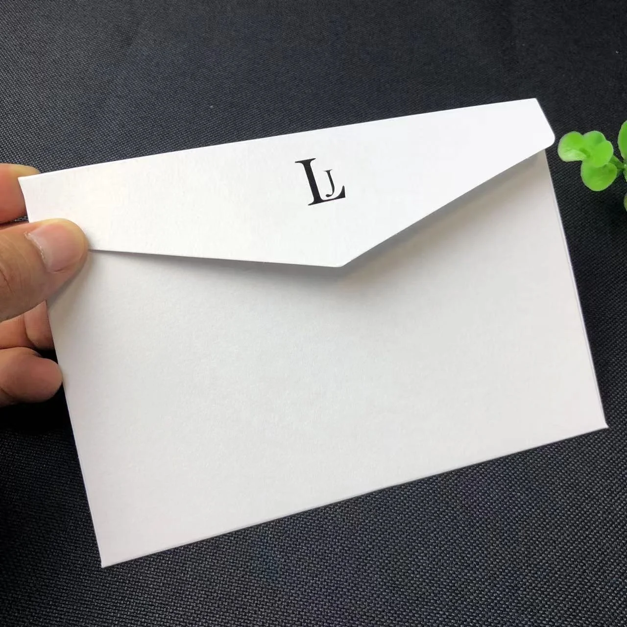 Пользовательские горячего тиснения высокого качества 250gsm белый жемчуг бумажный мешок конверты с черной фольгой логотип