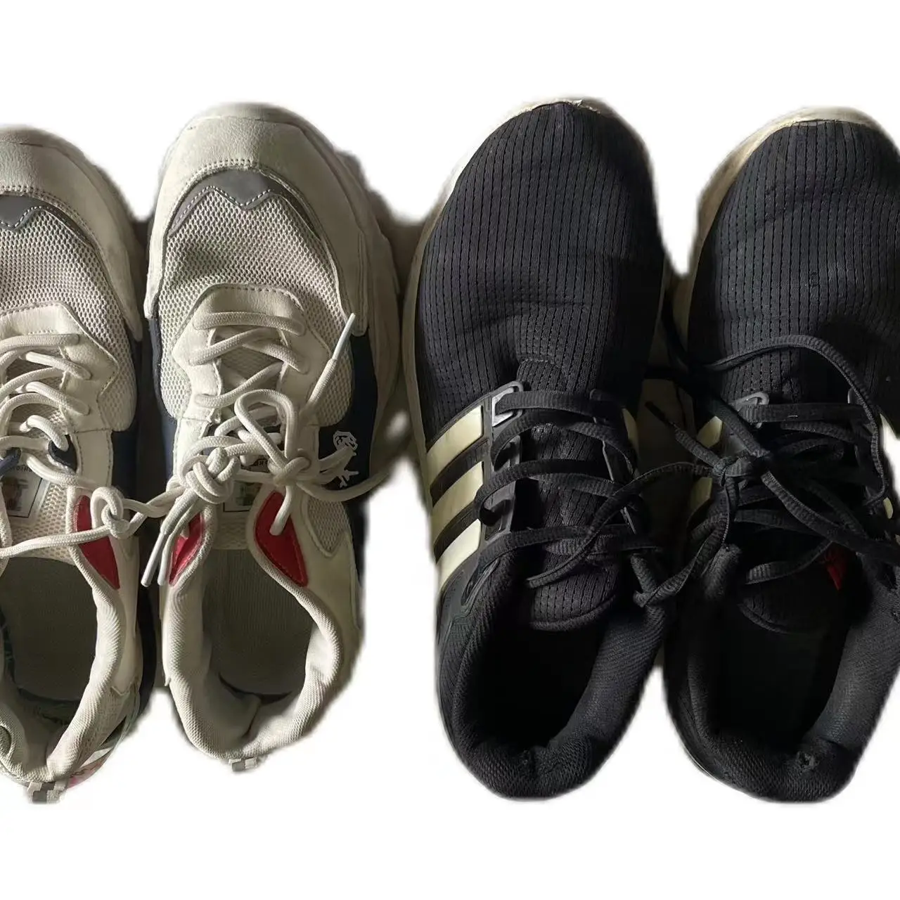 There are many varieties of second-hand shoes in stock