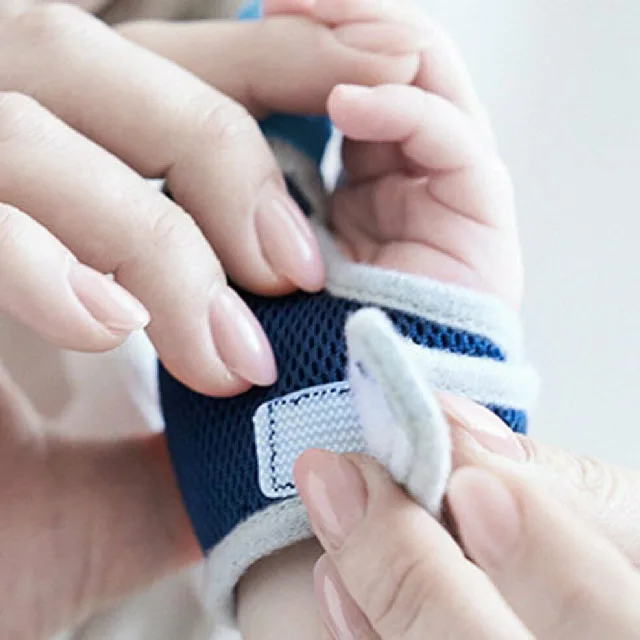 In Stock Baby Products of All Types Thumb Sucking Finger Protector Food Grade Silicone Biting Mittens Teether