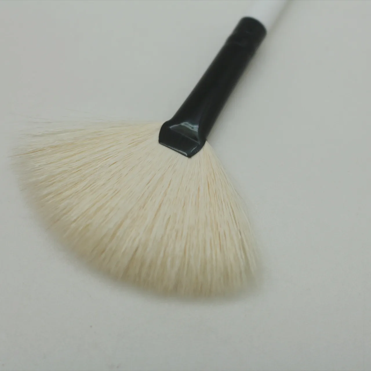 Private Label Clear Acrylic Handle White Handle Fan Make up Facial Brush White Goat Hair Face Fan Brushes Wholesale