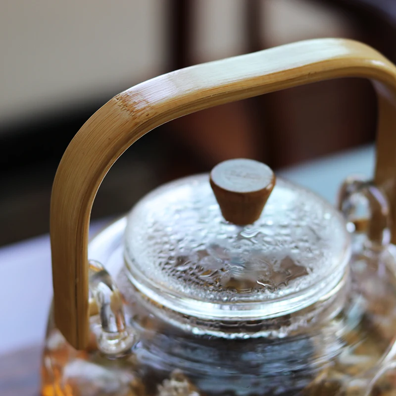 Стеклянный чайник с бамбуковой ручкой, цветущие чайники с листьями