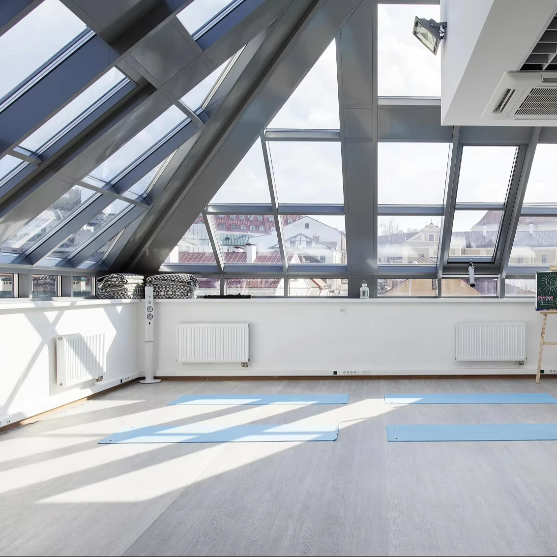 Индивидуальные противоскользящие ПВХ виниловые танцевальные спортивные полы из Китая ведущих ПВХ напольные покрытия