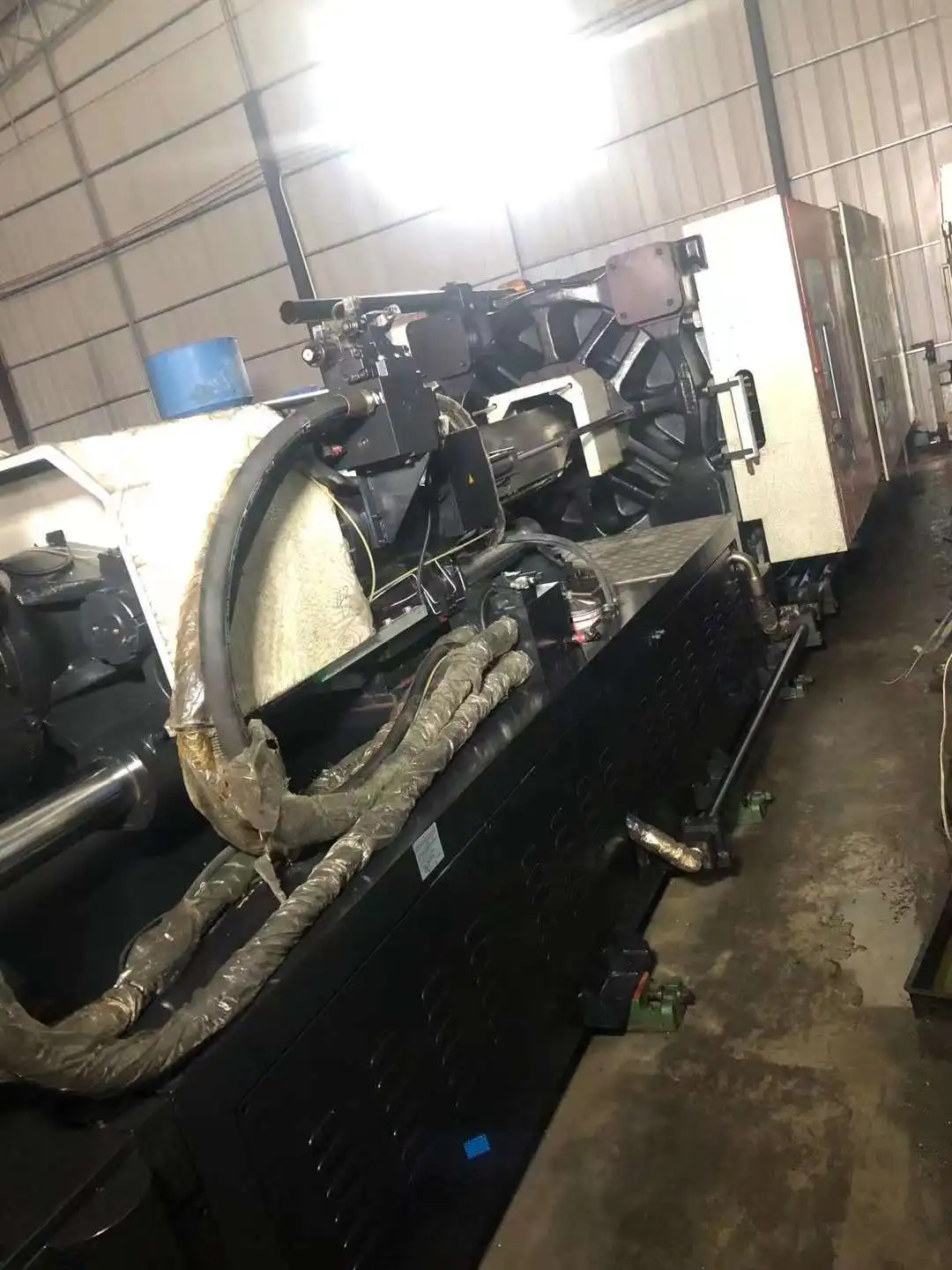 Used CHENHSONG 800TON New Type screwdriver UF electrical components plastic injection coating Injection molding machine