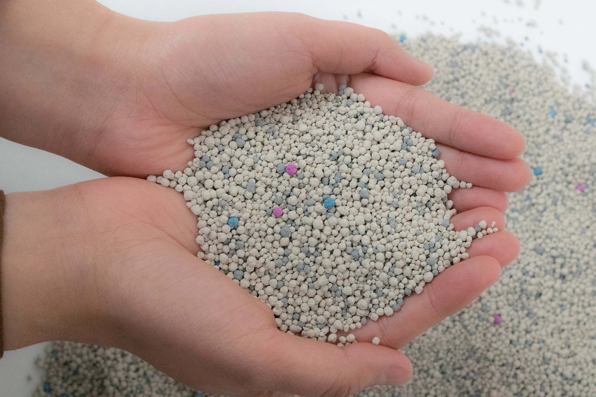 High quality Mint Fragrance Bentonite cat sand , Factory OEM Clumping Cat Sand 1.0-3.5mm Ball Shape