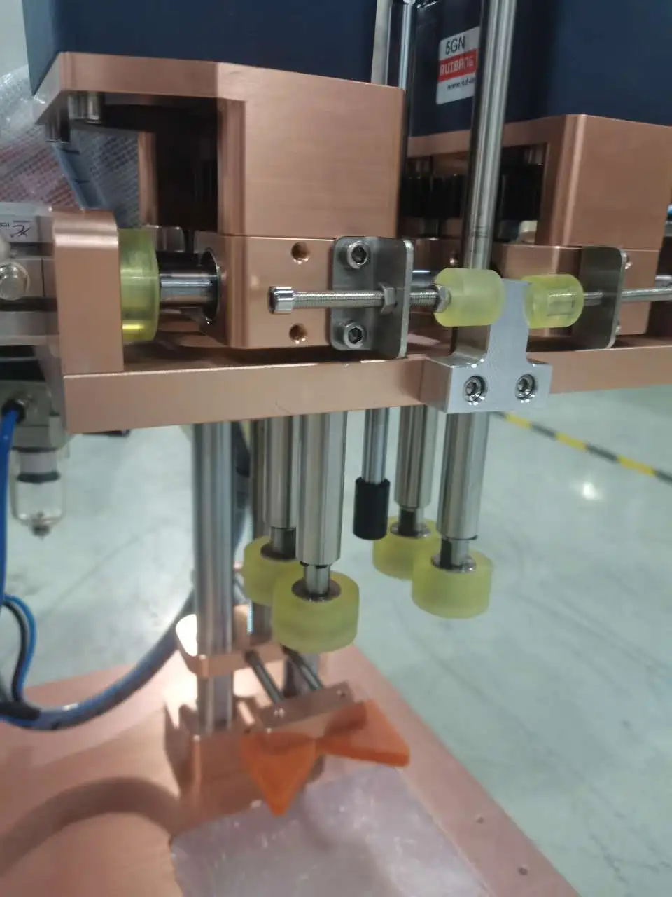 Semi Automatic Glass Bottle Aluminum Lid  Pressing Machine