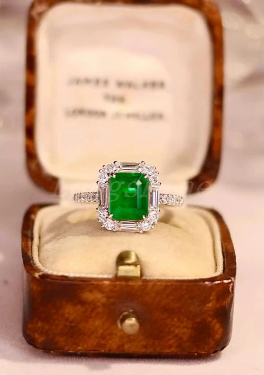 BIg SHining Green Natural  Muzo Delicate Design emerald diamonds ring