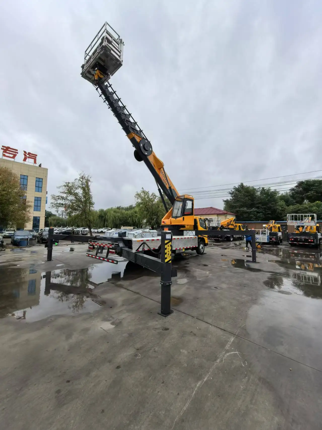 New Fast Delivery High Reach Aerial Work Platform Truck With Hydraulic Boom Lift And Mobile Crane For Construction Use