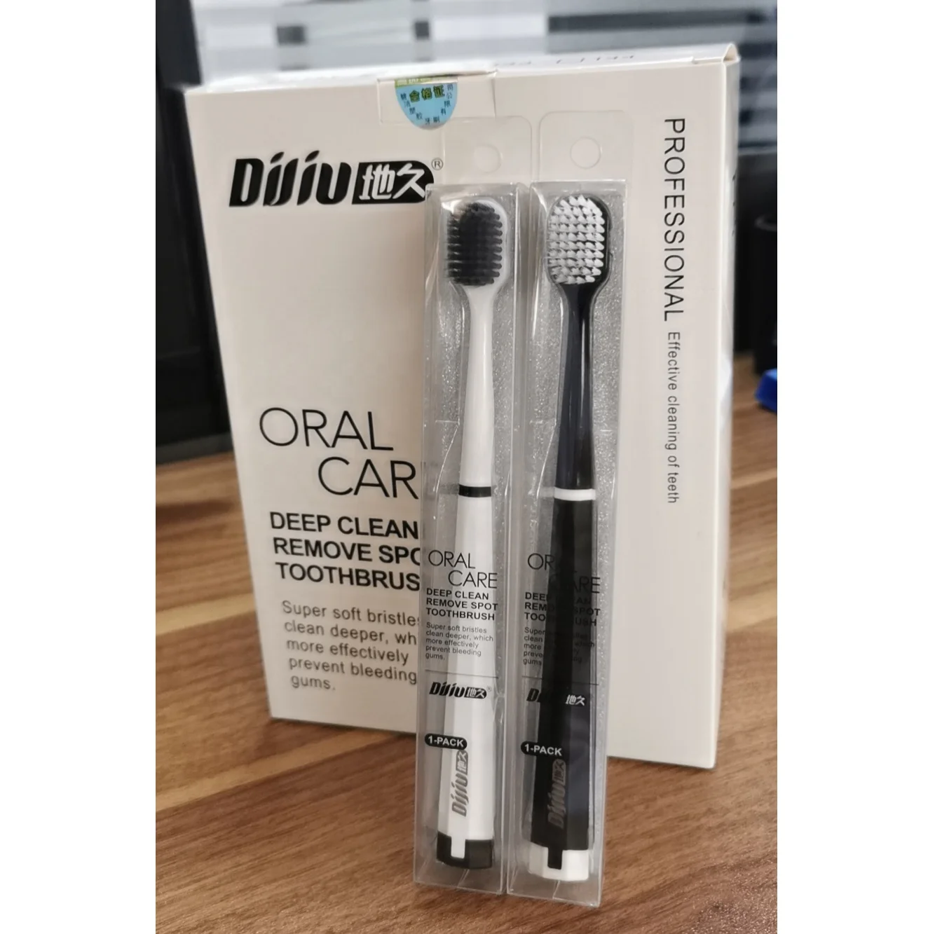 2021 Hot Sales Single Plastic Box Packing Black And White Charcoal Bristles Toothbrush