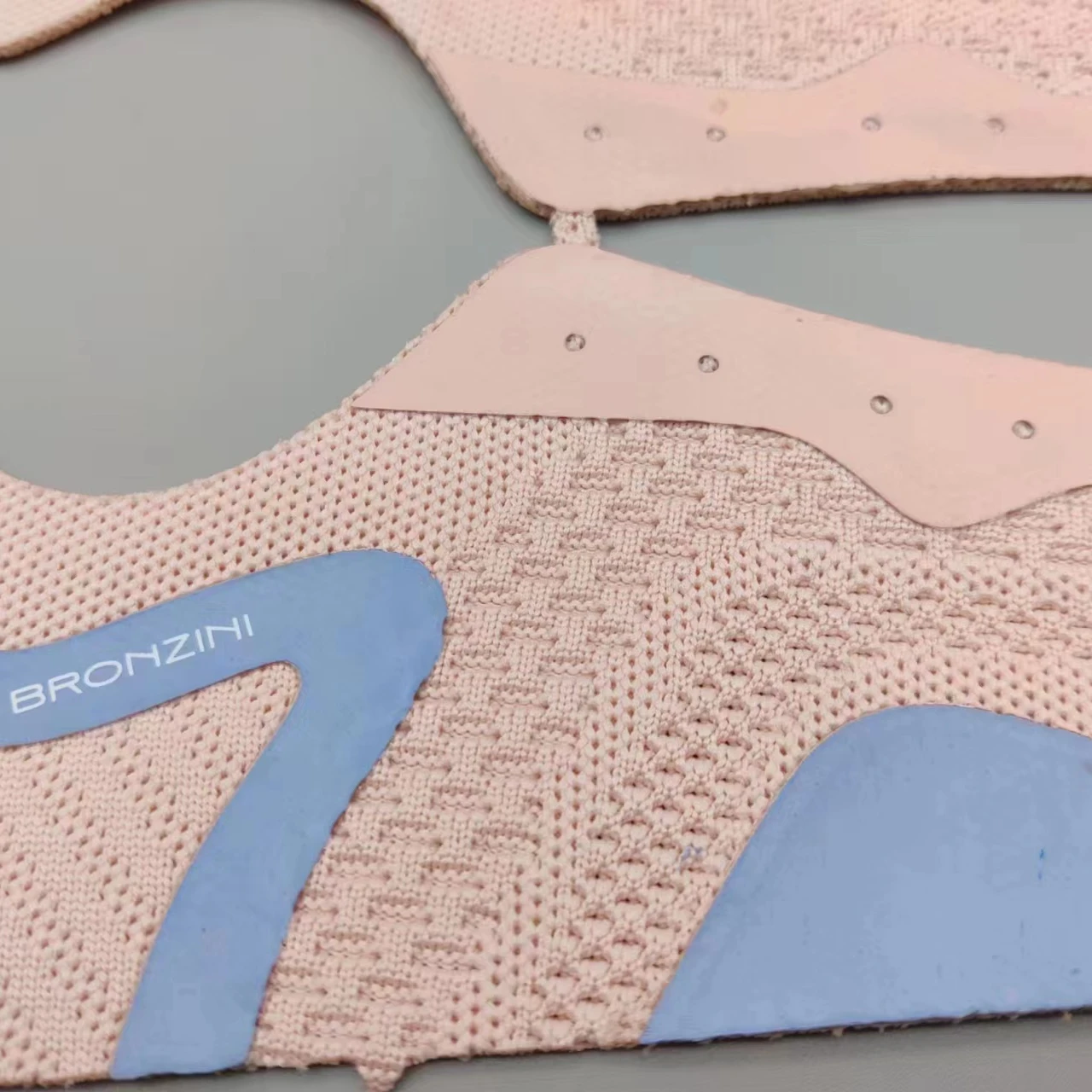 It is suitable for the pattern design of running shoes, mainly using water-based ink to finalize the pattern