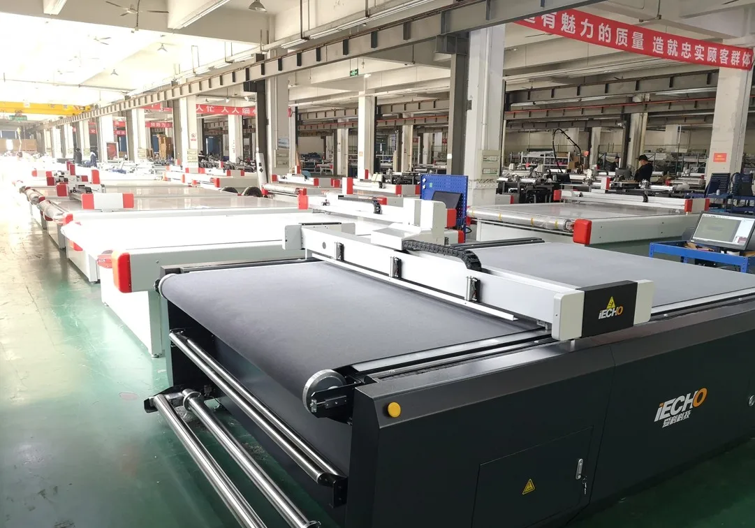 
IECHO TK4S automatic cutting machine for advertising and packaging industry 