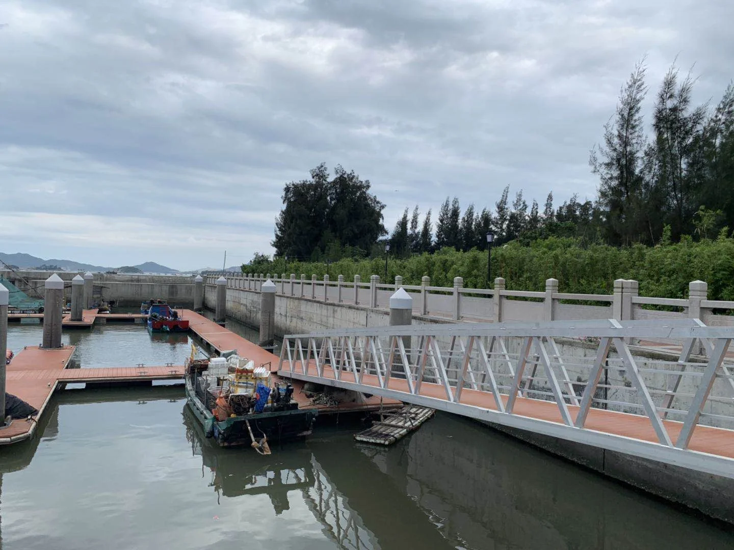 New design Alloy Aluminum Frame 6061, Wpc Deck, and Pe Main material and Floating Dock Part Pontoon Boat Floats