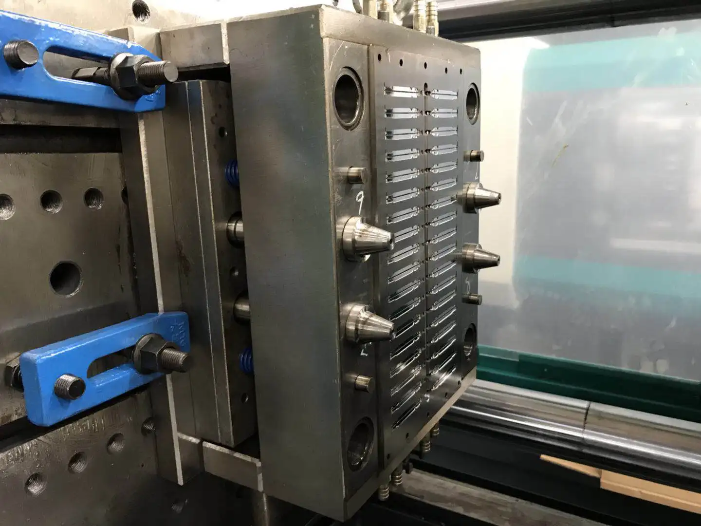 Automatic medical disposable syringe making injection molding machine