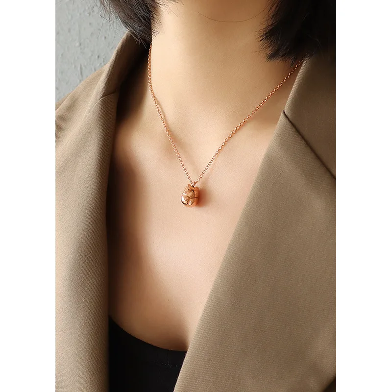 2023 fashion new stainless steel 18K gold texture light luxury lucky cat pendant rose gold necklace