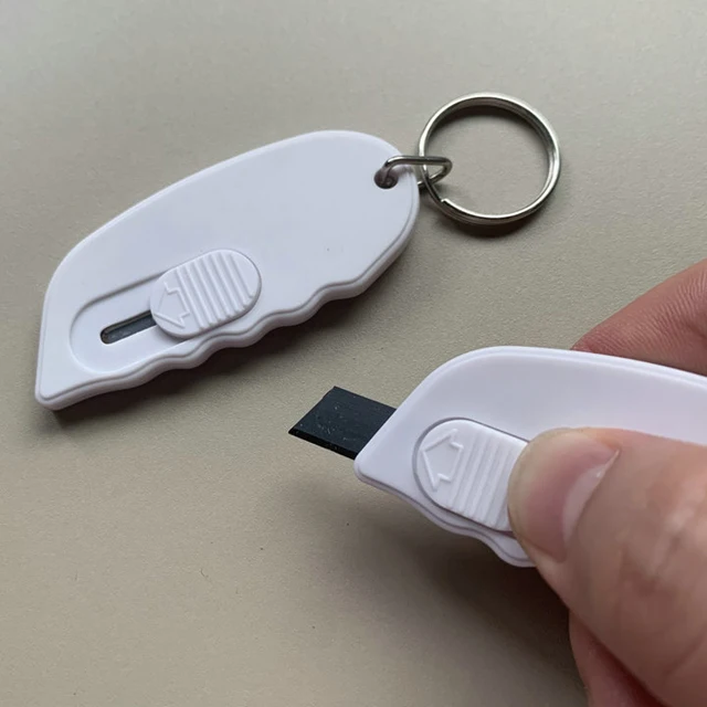 Пластиковый брелок с открывалкой для букв