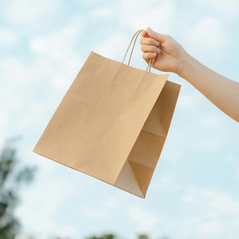 Индивидуальная перерабатываемая белая и коричневая сумка для покупок из крафт-бумаги с логотипом на плоских ручках