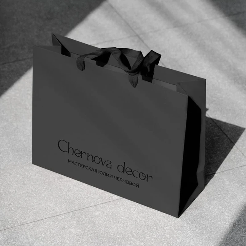 Подгонянная белая карточная доска бумажная подарочная сумка с пользовательским логотипом ручкой ленты