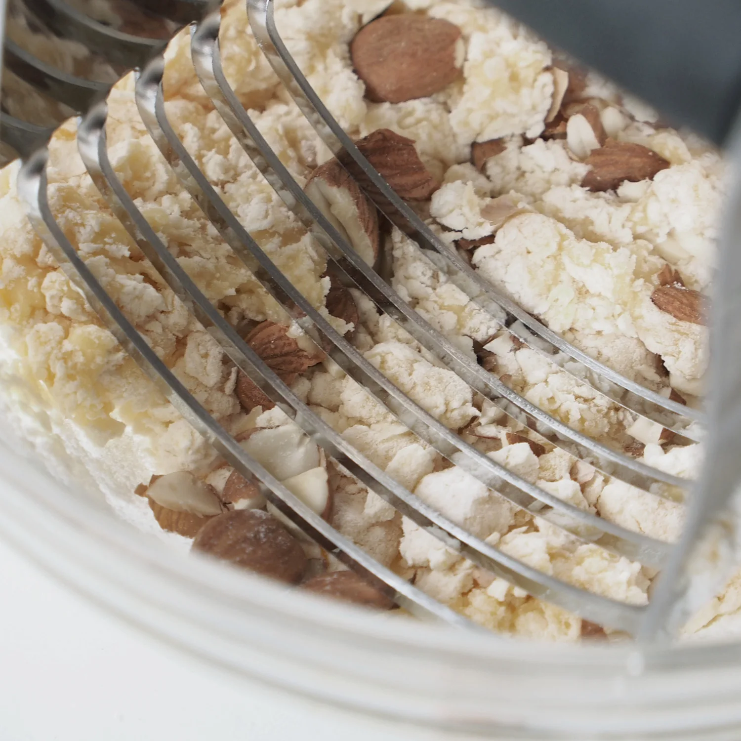 Medium Size Stainless Steel Blades Dough Blender Top Professional Pastry Cutter with Heavy Duty