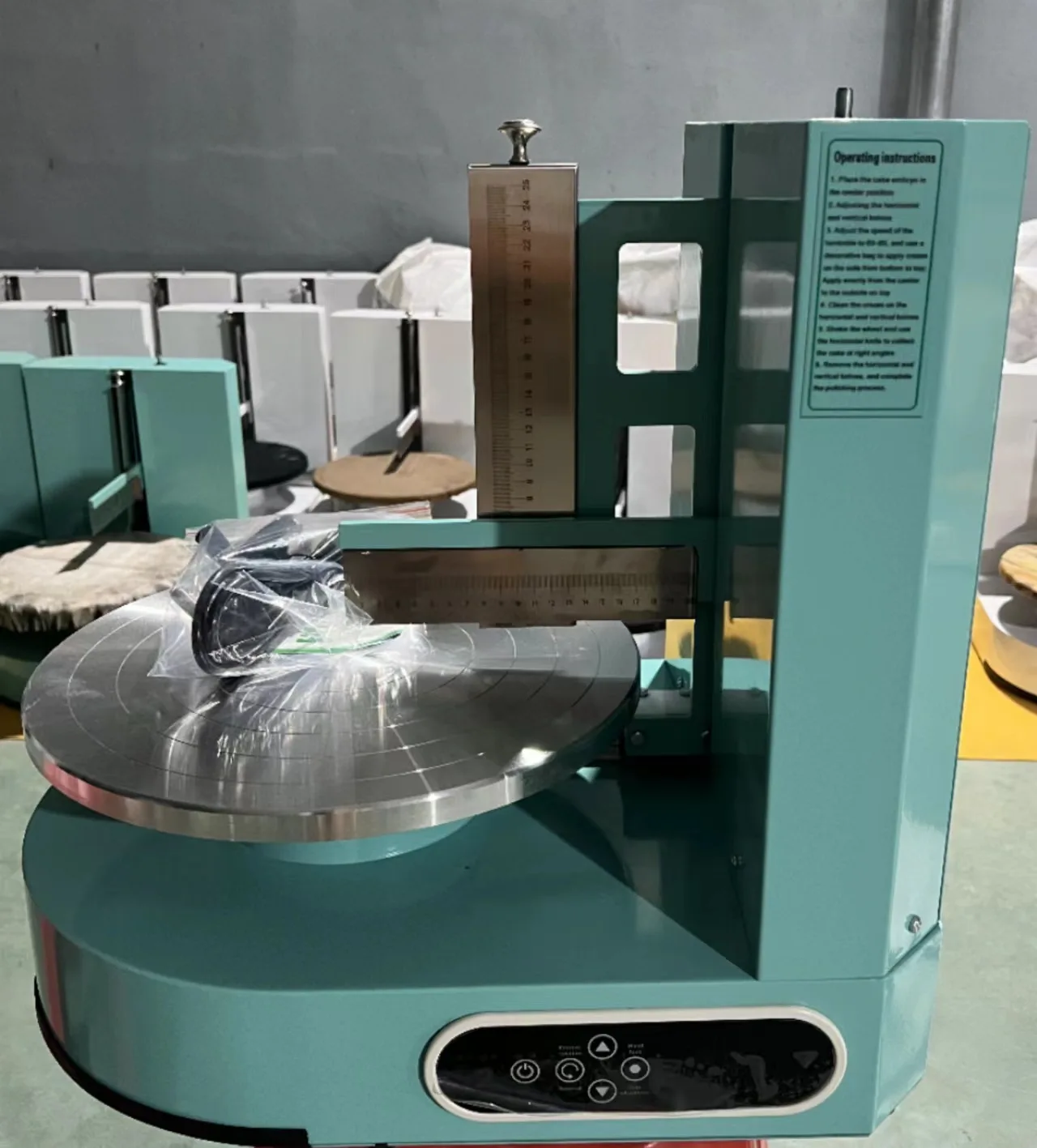 Birthday Cake Cream Daubing Machine/ Wedding Cake Decorating Machine/ Crepes Layer Cake Smearing Coating Machine