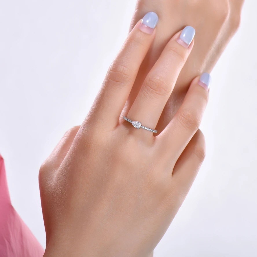 YILUN Custom Pear-Shaped Solitaire CZ Engagement Ring in Sterling Silver - Timeless Elegance for the Special Lady in Your Life